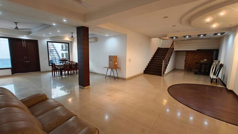 Living Room, ardee-platinum-independent-floors 6+ Bedroom 2600 Sq.Ft. Independent House In Sector 52 Gurgaon 10485179