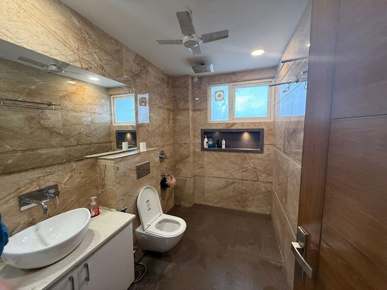 Bathroom, palam vihar 4 Bedroom 300 Sq.Yd. Builder Floor In Palam Vihar Gurgaon 10485197