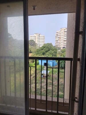 Room in 1 BHK Apartment at Metropolis Bayside, Kasarvadavali – for Rent