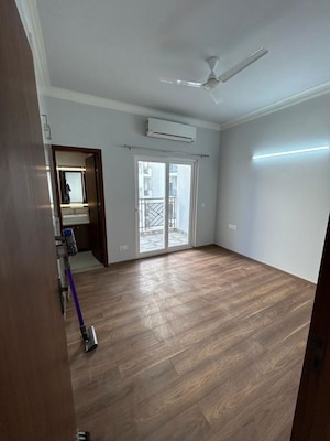 Room in 3 BHK Apartment at Central Park Flower Valley Aqua Front Towers, Sohna Sector 33 – for Rent
