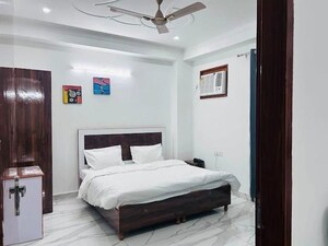 Bedroom in 1 BHK Builder Floor at Sector 40 – for Rent