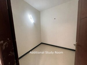 Room in 4 BHK Builder Floor at South City 1 – for Rent