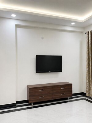 Furnished Amenities in 4 BHK Builder Floor at South City 1 – for Rent