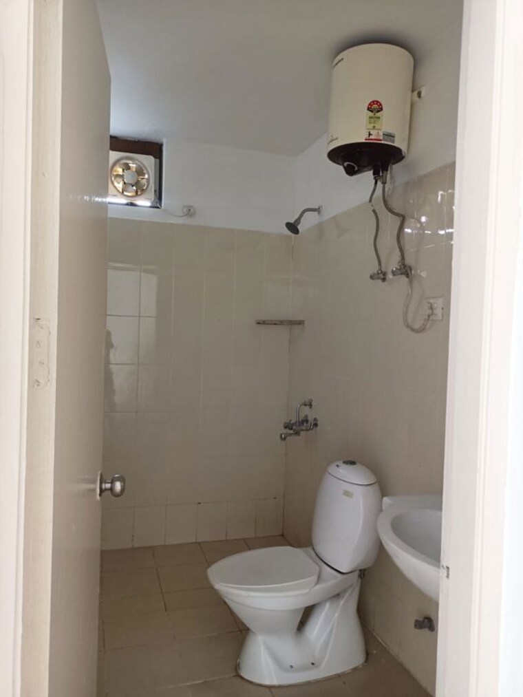 Bathroom, vatika-premium-floors 2.5 Bedroom 1784 Sq.Ft. Builder Floor In Sector 82 Gurgaon 10485374