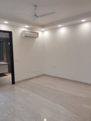 Room in 4 BHK Builder Floor at Safdarjung Enclave – for Rent