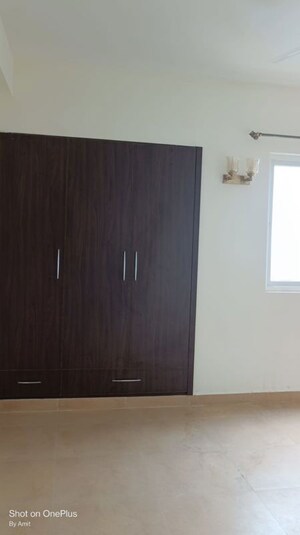 Room in 3 BHK Apartment at Wave Amore, Sector 32 – for Rent