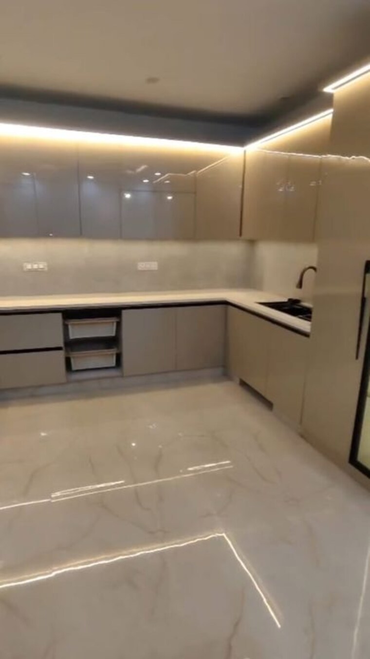 Kitchen, sector 8 3.5 Bedroom 250 Sq.Yd. Builder Floor In Sector 8 Faridabad 10472045