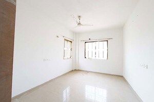 Room in 2 BHK Apartment at Vaishnodevi Circle – for Sale
