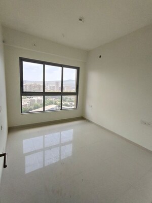 Room in 3 BHK Apartment at Kalpataru Vienta, Kandivali East – for Rent