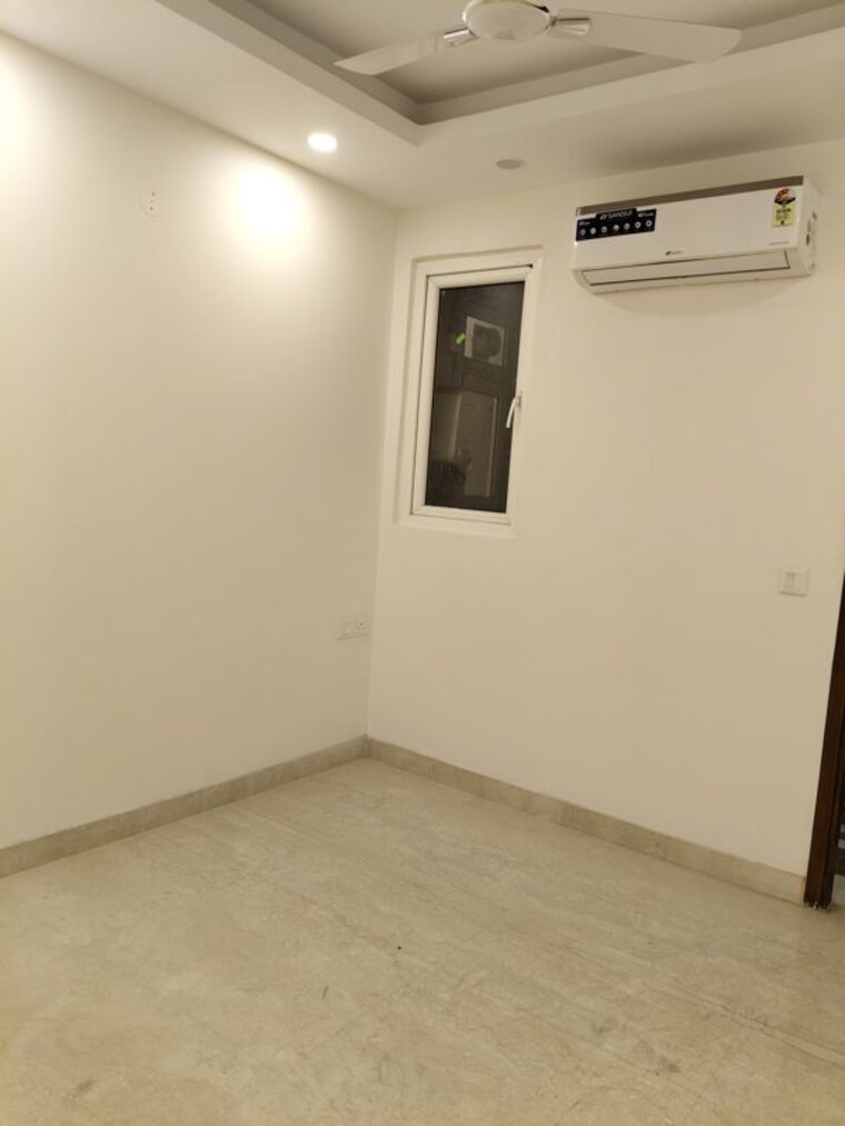 Room, east of kailash 3 Bedroom 125 Sq.Yd. Builder Floor In East Of Kailash Delhi 10485612