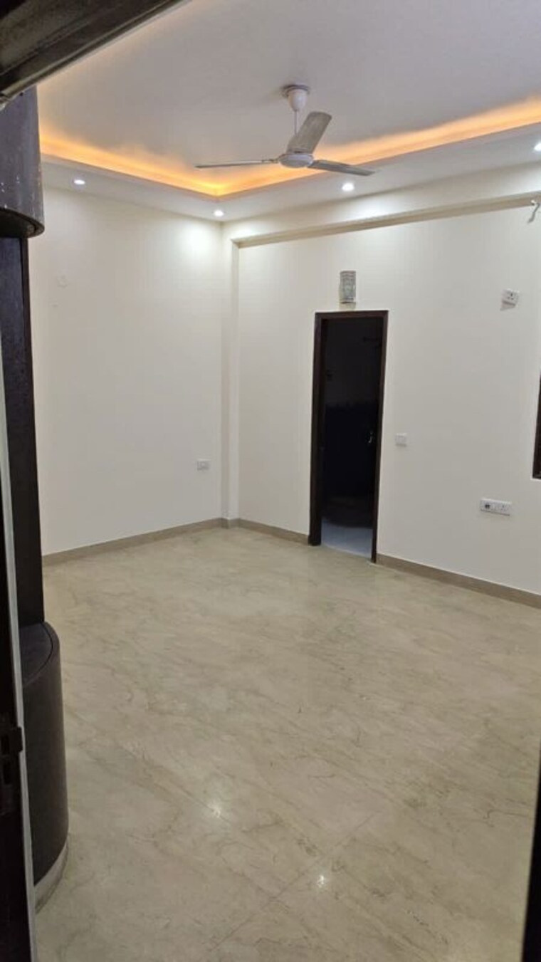 Room, rohini sector 18 3 Bedroom 240 Sq.Yd. Builder Floor In Rohini Sector 18 Delhi 10485671