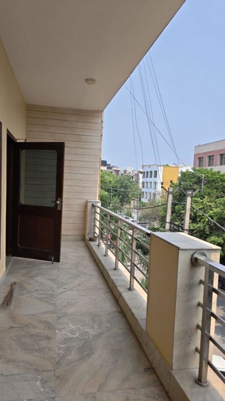 Balcony, rohini sector 18 3 Bedroom 240 Sq.Yd. Builder Floor In Rohini Sector 18 Delhi 10485671