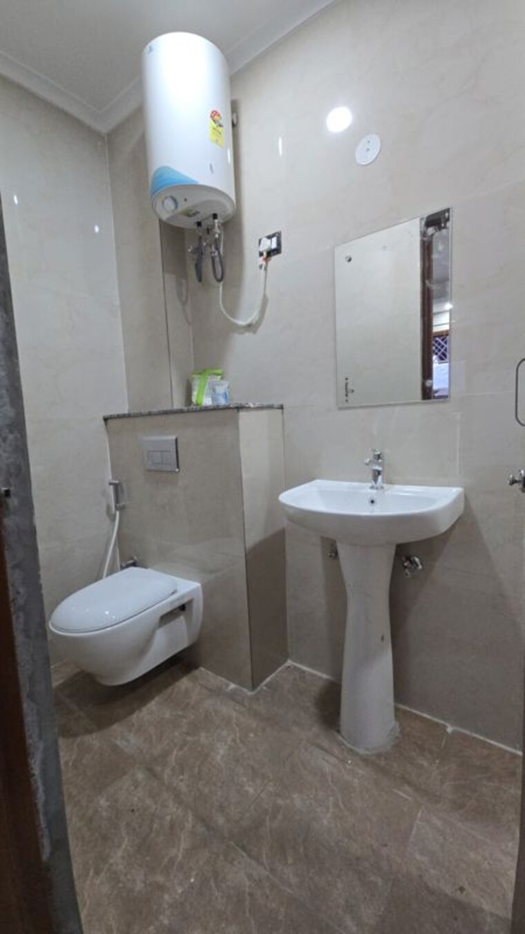 Bathroom, freedom fighters enclave 1 RK 400 Sq.Ft. Builder Floor In Freedom Fighters Enclave Delhi 10485689