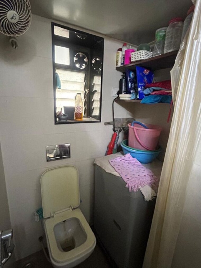 Washroom, khar west 1 Bedroom 500 Sq.Ft. Apartment In Khar West Mumbai 10485736