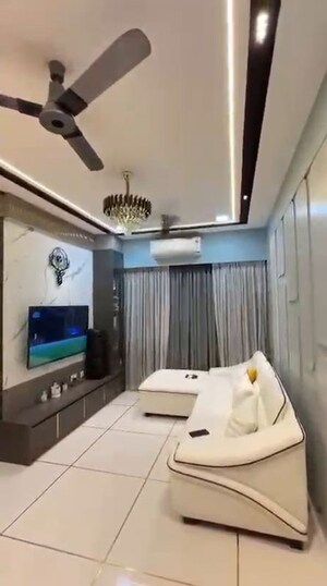 Team Area in 1.5 BHK Apartment at Sheth Zuri, Laxmi Nagar – for Rent