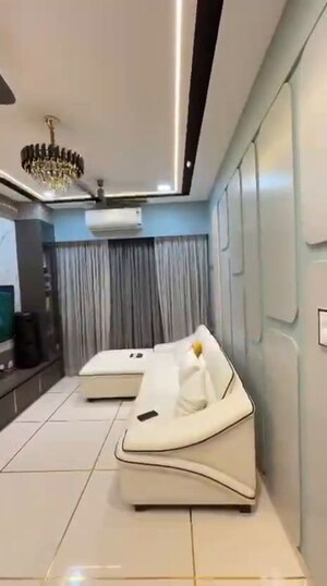 Team Area in 1.5 BHK Apartment at Sheth Zuri, Laxmi Nagar – for Rent