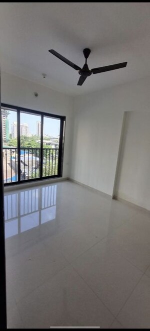 Room in 1 BHK Apartment at Parinee Essence, Kandivali West – for Rent