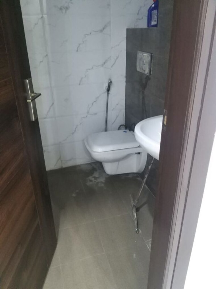 Bathroom, vasant kunj 3 Bedroom 1100 Sq.Ft. Builder Floor In Vasant Kunj Delhi 10486083