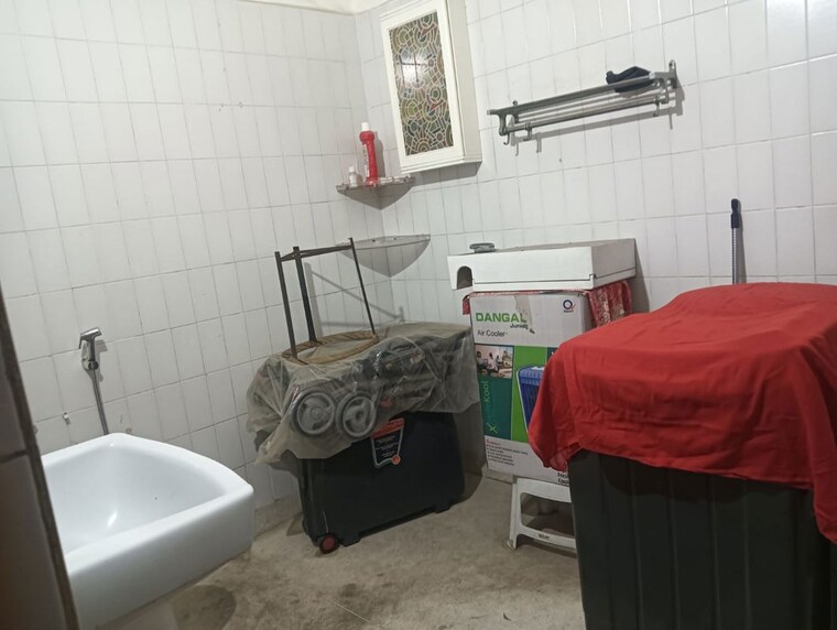 Bathroom, sector 10a 3 Bedroom 1800 Sq.Ft. Apartment In Sector 10a Gurgaon 10486085