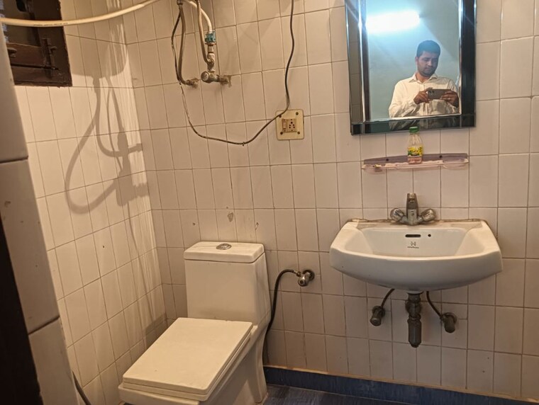 Bathroom, sector 10a 3 Bedroom 1800 Sq.Ft. Apartment In Sector 10a Gurgaon 10486085