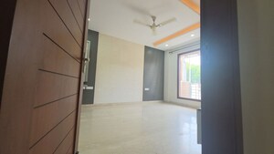 Room in 3 BHK Builder Floor at Sector 10a – for Rent
