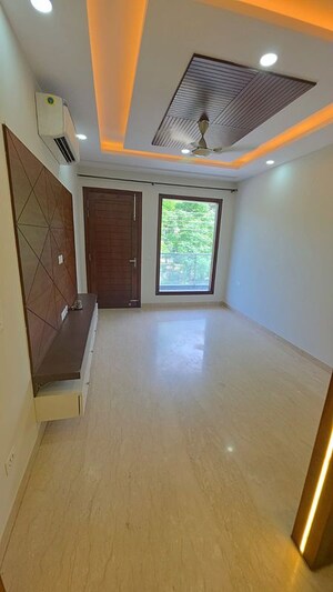 Room in 3 BHK Builder Floor at Sector 10a – for Rent