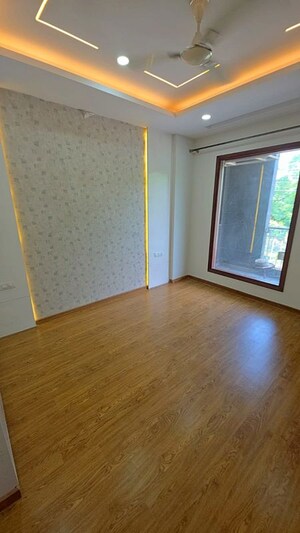 Room in 3 BHK Builder Floor at Sector 10a – for Rent