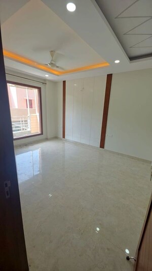 Room in 3 BHK Builder Floor at Sector 10a – for Rent
