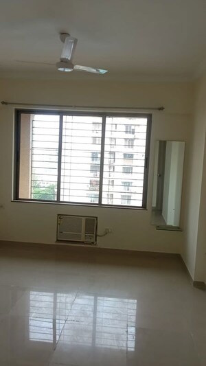 Room in 3 BHK Apartment at Sheth Golden Willows, Mulund West – for Rent