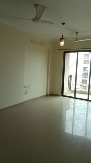 Room in 3 BHK Apartment at Sheth Golden Willows, Mulund West – for Rent