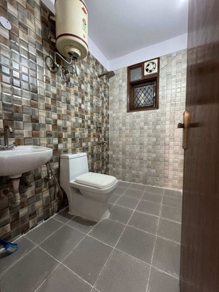 Bathroom, chattarpur 2 Bedroom 850 Sq.Ft. Builder Floor In Chattarpur Delhi 10486162