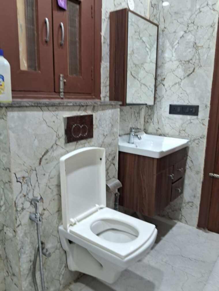 Bathroom, anand niketan 3 Bedroom 400 Sq.Yd. Builder Floor In Anand Niketan Delhi 10486211