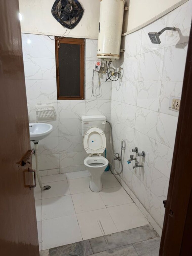 Bathroom, aadarsh-niketan-society 1 RK 200 Sq.Yd. Builder Floor In Sector 62 A Noida Noida 10486241