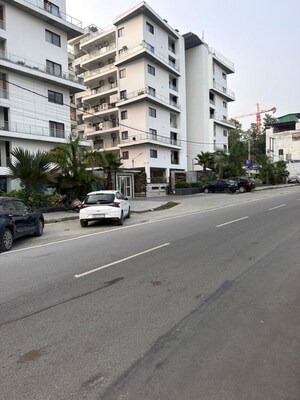 Parking in 3 BHK Builder Floor at Jakhan – for Rent
