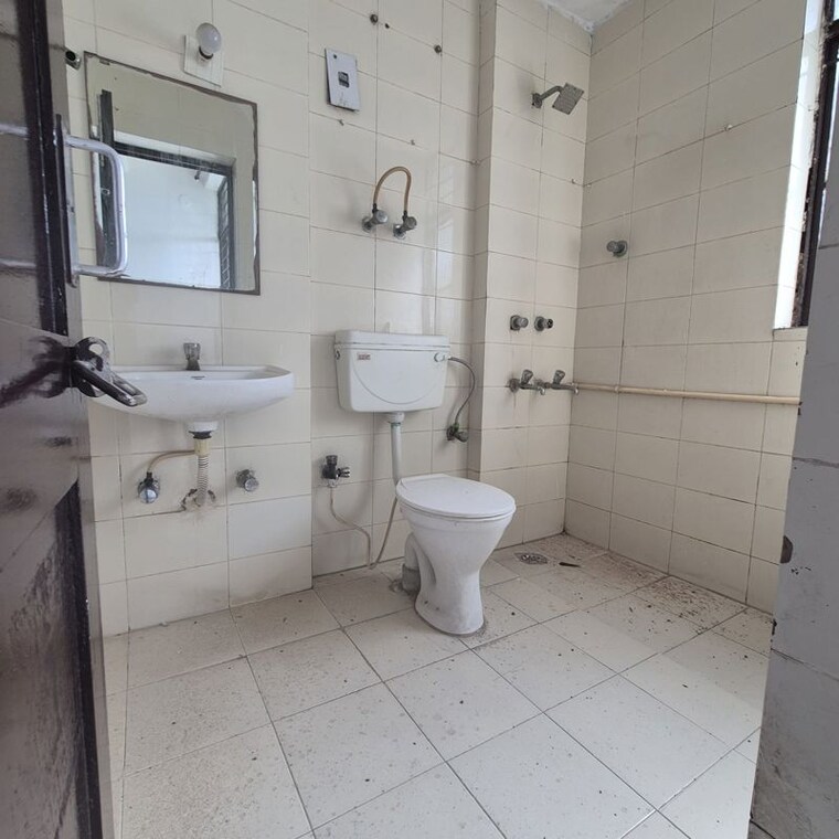 Bathroom, jawahar nagar 3 Bedroom 1800 Sq.Ft. Apartment In Jawahar Nagar Delhi 10486288