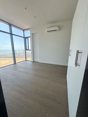 Room in 4 BHK Apartment at Piramal Mahalaxmi, Mahalaxmi – for Rent