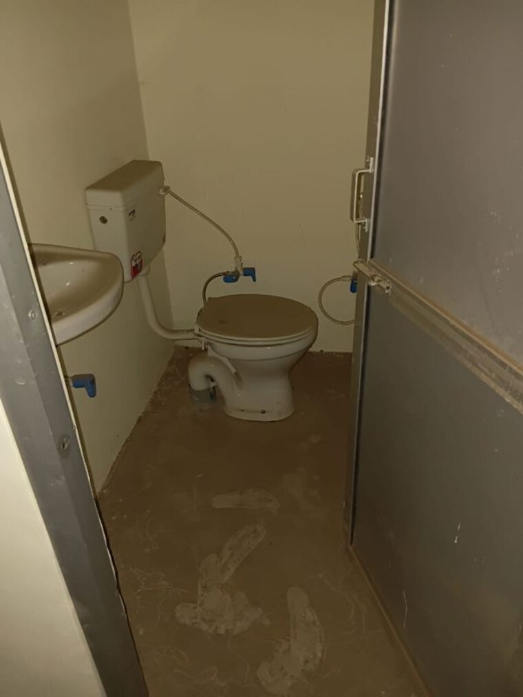 Bathroom, abd-galaxy Commercial Showroom 1800 Sq.Ft. In Aliganj Lucknow 10486365