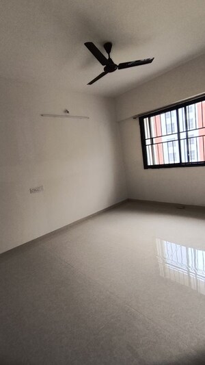 Room in 2.5 BHK Apartment at Kohinoor Viva City, Dhanori – for Rent