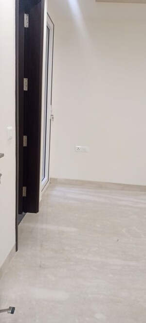 Room in 4 BHK Builder Floor at Navjeevan Vihar – for Rent