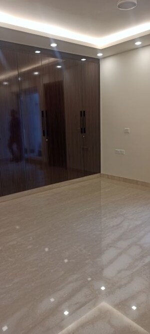 Room in 4 BHK Builder Floor at Navjeevan Vihar – for Rent