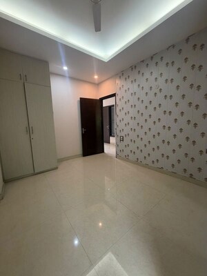 Room in 3 BHK Builder Floor at South City 1 – for Rent