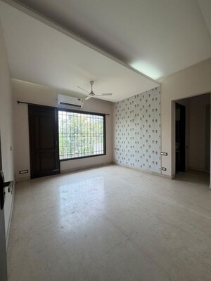 Room in 3 BHK Builder Floor at South City 1 – for Rent