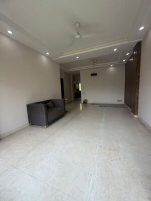 Room in 3 BHK Builder Floor at South City 1 – for Rent