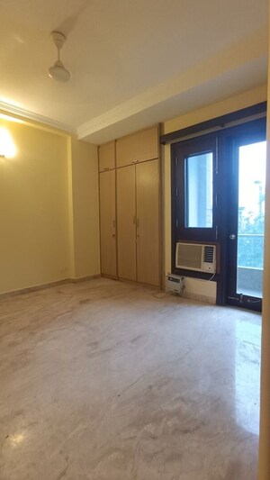 Room in 3 BHK Builder Floor at Chittaranjan Park – for Rent