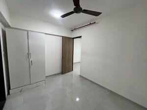 Room in 2.5 BHK Apartment at Eastern Heights CHS, Mulund East – for Rent