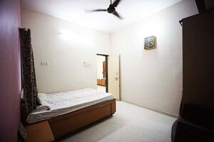 Room in 6 BHK Independent House at Ellisbridge – for Sale