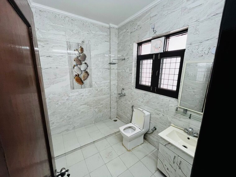Bathroom, vipul-world-floors 3 Bedroom 360 Sq.Yd. Builder Floor In Sector 48 Gurgaon 10486958