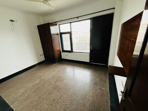 Room in 3 BHK Builder Floor at Vipul World Floors, Sector 48 – for Rent