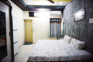 Living Room in 5 BHK Independent House at Ellisbridge – for Sale