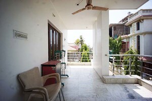 Living Room in 5 BHK Independent House at Ellisbridge – for Sale